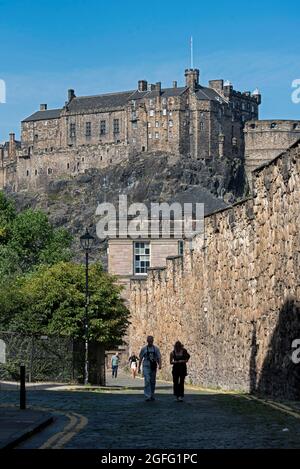 Ein Abschnitt der Telfer-Mauer aus dem 17. Jahrhundert im Vennel mit Edinburgh Castle im Hintergrund. Stockfoto