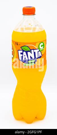 Fanta kohlensäurehaltige Getränke orange in 1 Liter Plastikflaschen, Istanbul Türkei August 02 2020, isoliert auf weißem Hintergrund Stockfoto