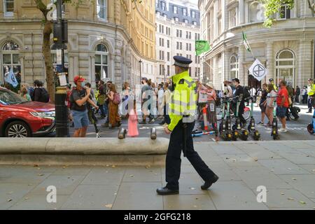 London, Großbritannien. August 2021. Polizeibeamter sieht während der Demonstration die Protestbewegung des Aussterbungsaufstands vom Piccadilly Circus zur Oxford Street an.der Protest des Aussterbungsaufstands gegen den Klimawandel geht weiter. XR-Demonstranten blockieren den Oxford Circus und setzen den zweiwöchigen Protest unter dem Impossible Rebellion in London fort. (Foto von Thomas Krych/SOPA Images/Sipa USA) Quelle: SIPA USA/Alamy Live News Stockfoto