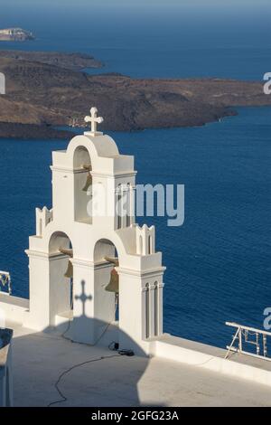 Die katholische Kirche der Dormition, besser bekannt als die Kirche der drei Glocken auf der Insel Santorini, Griechenland Stockfoto