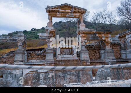 Selcuk, Izmir, Türkei - 03.09.2021: Nymphaeum von Traiani (Trajan) Pool mit Säulen und Statuen rund um Ephesus Ruinen, historischen alten römischen Bogen Stockfoto