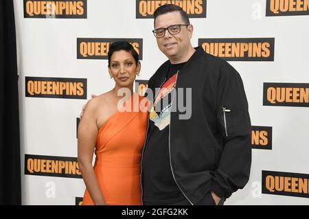 Los Angeles, USA. August 2021. (L-R) Gita Pullapilly und Aron Gaudet bei STX's QUEENPINS Photocall, die am Mittwoch, dem 25. August 2021, im Four Seasons Hotel Los Angeles in Beverly Hills, CA, stattfand. (Foto: Sthanlee B. Mirador/Sipa USA) Quelle: SIPA USA/Alamy Live News Stockfoto