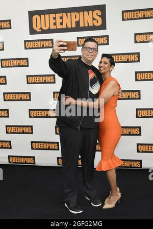 Los Angeles, USA. August 2021. (L-R) Aron Gaudet und Gita Pullapilly bei STX's QUEENPINS Photocall, die am Mittwoch, dem 25. August 2021, im Four Seasons Hotel Los Angeles in Beverly Hills, CA, stattfand. (Foto: Sthanlee B. Mirador/Sipa USA) Quelle: SIPA USA/Alamy Live News Stockfoto