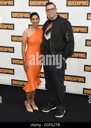 Los Angeles, USA. August 2021. (L-R) Gita Pullapilly und Aron Gaudet bei STX's QUEENPINS Photocall, die am Mittwoch, dem 25. August 2021, im Four Seasons Hotel Los Angeles in Beverly Hills, CA, stattfand. (Foto: Sthanlee B. Mirador/Sipa USA) Quelle: SIPA USA/Alamy Live News Stockfoto