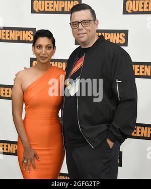 Los Angeles, USA. August 2021. (L-R) Gita Pullapilly und Aron Gaudet bei STX's QUEENPINS Photocall, die am Mittwoch, dem 25. August 2021, im Four Seasons Hotel Los Angeles in Beverly Hills, CA, stattfand. (Foto: Sthanlee B. Mirador/Sipa USA) Quelle: SIPA USA/Alamy Live News Stockfoto