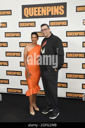 Los Angeles, USA. August 2021. (L-R) Gita Pullapilly und Aron Gaudet bei STX's QUEENPINS Photocall, die am Mittwoch, dem 25. August 2021, im Four Seasons Hotel Los Angeles in Beverly Hills, CA, stattfand. (Foto: Sthanlee B. Mirador/Sipa USA) Quelle: SIPA USA/Alamy Live News Stockfoto