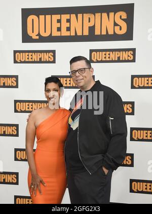 Los Angeles, USA. August 2021. (L-R) Gita Pullapilly und Aron Gaudet bei STX's QUEENPINS Photocall, die am Mittwoch, dem 25. August 2021, im Four Seasons Hotel Los Angeles in Beverly Hills, CA, stattfand. (Foto: Sthanlee B. Mirador/Sipa USA) Quelle: SIPA USA/Alamy Live News Stockfoto