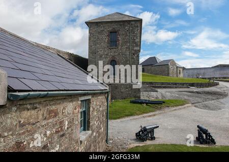 Garnison-Gebäude: Charles Fort hat einst den Eingang zum Hafen von Kinsale geschützt Stockfoto