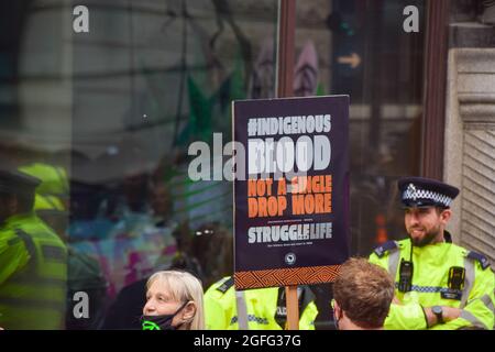 London, Großbritannien. August 2021. Demonstranten versammelten sich vor der brasilianischen Botschaft im Zentrum von London und forderten den Schutz der indigenen Völker und des Amazonas-Regenwaldes. (Kredit: Vuk Valcic / Alamy Live News) Stockfoto