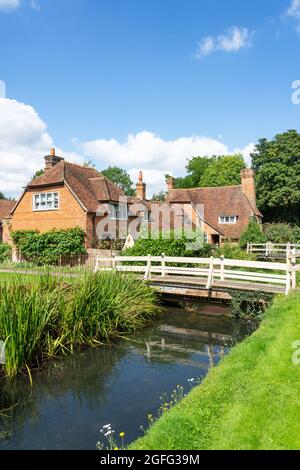 Holzbrücken über River Pang, Bradfield, Bekshire, England, Vereinigtes Königreich Stockfoto