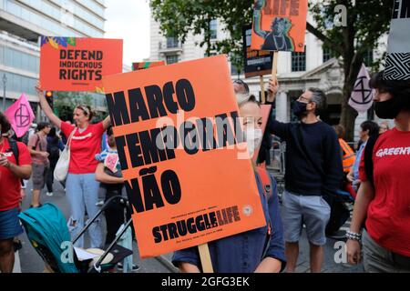 London, Großbritannien. August 2021. Aktivisten und Freiwillige von Amazon Rebellion, Brazil Matters, CAFOD, Greenpeace, Eltern für die Zukunft, Und Survival International hat sich zusammengeschlossen, um für das Überleben der indigenen Völker Brasiliens, für den Schutz der artenreichsten Gebiete Brasiliens, für die Gesundheit unseres Planeten und für die gesamte Menschheit zu kämpfen. Im Juli gaben Wissenschaftler bekannt, dass der Amazonaswald seinen Wendepunkt erreicht hat und nun mehr Kohlendioxid emittiert, als er aufnehmen kann. Quelle: Joao Daniel Pereira/Alamy Live News Stockfoto