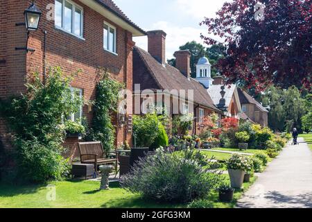 Immobilien mit Gärten, Whiteley Village, Hersham, Surrey, England, Vereinigtes Königreich Stockfoto