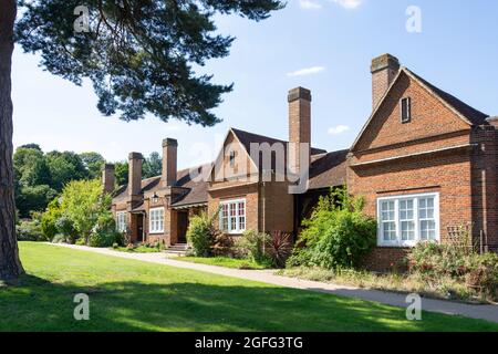 Immobilien mit Gärten, Whiteley Village, Hersham, Surrey, England, Vereinigtes Königreich Stockfoto