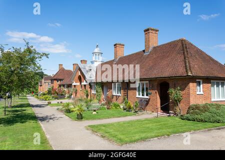 Immobilien mit Gärten, North Avenue, Whiteley Village, Hersham, Surrey, England, Vereinigtes Königreich Stockfoto