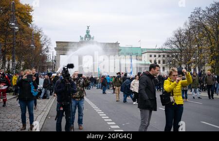 Demo in Berlin mit Polizei und Wasserwerfern an der Siegessäule, Brandenburger Tor gegen die Corona Covid-19-Vorschriften und für Menschenrechte Stockfoto