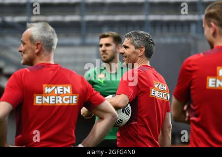 Non Exclusive: ZAPORIZHZHIA, UKRAINE - 25. AUGUST 2021 - Cheftrainer des FC Rapid Austria Dietmar Kuhbauer ist beim offenen Training vor dem FC Rapidy zu sehen Stockfoto