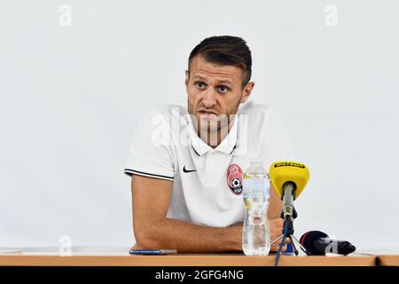 Non Exclusive: SAPORISCHSCHSCHJA, UKRAINE - 25. AUGUST 2021 - der Verteidiger des FC Zorya Luhansk, Vitalii Vernydub, wird während der Pressekonferenz vor der Pressekonferenz gesehen Stockfoto