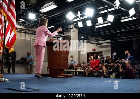 Washington, DC, USA. August 2021. 25. August 2021 - Washington, DC, USA: Die Sprecherin des Hauses NANCY PELOSI (D-CA) spricht auf ihrer wöchentlichen Pressekonferenz. (Bild: © Michael Brochstein/ZUMA Press Wire) Stockfoto