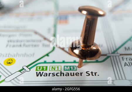 Ein schönes Makro Nahaufnahme einer Berliner Karte mit einer Nadel. Stockfoto