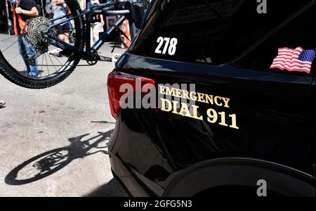 Ein Polizeiauto mit Notruf 911 parkte auf einer Kunstausstellung im Freien in Santa Fe, New Mexico. Stockfoto