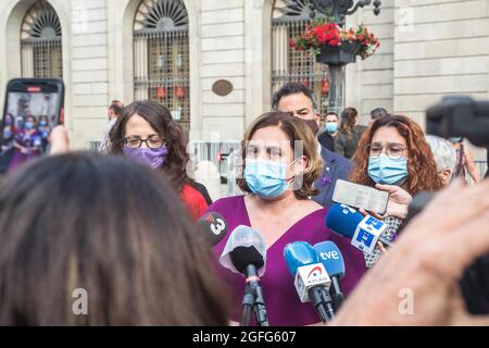 Barcelona, Spanien. August 2021. Ada Colau, Bürgermeisterin von Barcelona, und Tania Verge, Ministerin für Gleichberechtigung und Feminismen der Generalitat von Katalonien, sprachen nach der Schweigeminute.der Stadtrat von Barcelona hat eine Schweigeminute einberufen, trauert und lehnt den Mord an einem 2-jährigen Jungen in der Nacht vom 24. Auf den 23. August ab. Angeblich in den Händen seines Vaters, Martín Ezequiel Álvarez Giaccio, der geflohen ist und ein Geächter bleibt. Kredit: SOPA Images Limited/Alamy Live Nachrichten Stockfoto