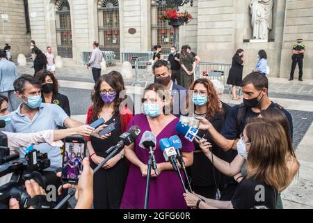 Barcelona, Spanien. August 2021. Ada Colau, Bürgermeisterin von Barcelona, und Tania Verge, Ministerin für Gleichberechtigung und Feminismen der Generalitat von Katalonien, sprachen nach der Schweigeminute.der Stadtrat von Barcelona hat eine Schweigeminute einberufen, trauert und lehnt den Mord an einem 2-jährigen Jungen in der Nacht vom 24. Auf den 23. August ab. Angeblich in den Händen seines Vaters, Martín Ezequiel Álvarez Giaccio, der geflohen ist und ein Geächter bleibt. Kredit: SOPA Images Limited/Alamy Live Nachrichten Stockfoto