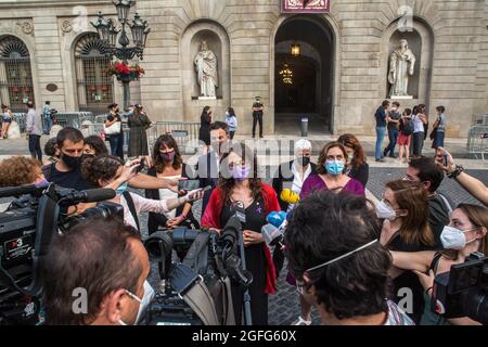 Barcelona, Spanien. August 2021. Tania Verge, Ministerin für Gleichstellung und Feminismen der Generalitat von Katalonien, an der Seite von Ada Colau, Bürgermeisterin von Barcelona, spricht nach der Schweigeminute.der Stadtrat von Barcelona hat eine Schweigeminute einberufen, trauert und lehnt den Mord an einem 2-jährigen Jungen in der Nacht vom 24. Auf den 23. August ab. Angeblich in den Händen seines Vaters, Martín Ezequiel Álvarez Giaccio, der geflohen ist und ein Geächter bleibt. Kredit: SOPA Images Limited/Alamy Live Nachrichten Stockfoto