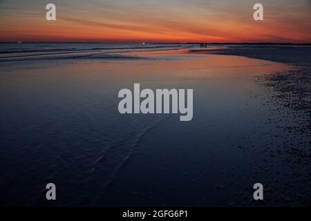 Wetter in Großbritannien, 25. August 2021: Unter hohem Druck über Großbritannien folgte der klare Himmel den ganzen Tag über einem spektakulären roten Himmel nach Sonnenuntergang, der hier vom East Wittering Beach in West Sussex aus in Richtung Portsmouth und Solent gesehen wurde. Anna Watson/Alamy Live News Stockfoto