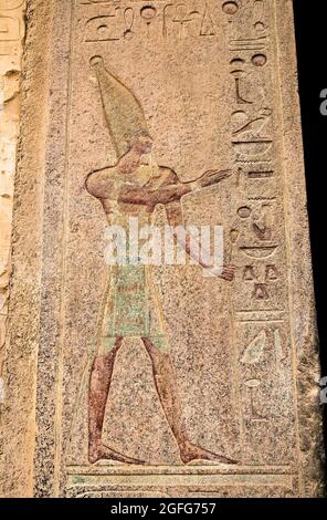 Luxor, Ägypten - 28. Jan 2020: Die Hieroglyphen im Tempel der Hatschepsut, Luxor. Der Totentempel der Hatschepsut, auch bekannt als Djeser-djegeru, ist ein Stockfoto
