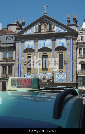 Typische Kirche von Azulejos und Taxi in der Stadt Porto, Portugal Stockfoto