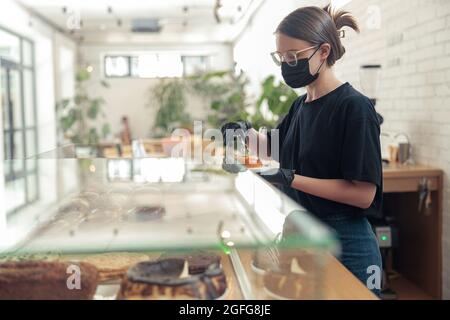 Junge Frau in Schutzmaske und Handschuhen Stockfoto
