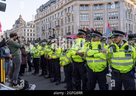 Oxford Circus, London, Großbritannien. August 2021. Die Protestierenden des Aussterbens der Rebellion besetzen den Oxford Circus bei der Impossible Rebellion. Starke Polizeipräsenz, Polizeibeamte umzäunen die Kreuzung zwischen Oxford Street und Regent Street. Quelle: Xiu Bao/Alamy Live News Stockfoto