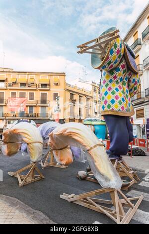 Valencia, Spanien – August 2021: Las Fallas aus Valencia kehrt 2021 nach der Coronavirus-Pandemie COVID-19 zurück. Verschiedene Teile eines Falla in der Assemb Stockfoto