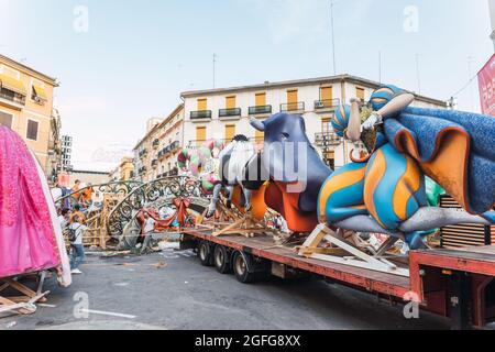 Valencia, Spanien – August 2021: Las Fallas aus Valencia kehrt 2021 nach der Coronavirus-Pandemie COVID-19 zurück. Verschiedene Teile eines Falla in der Assemb Stockfoto