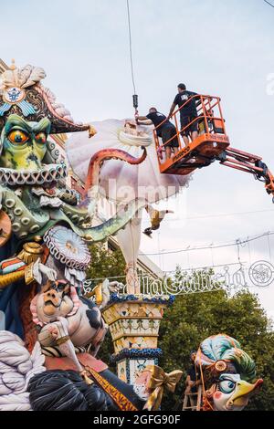 Valencia, Spanien – August 2021: Las Fallas aus Valencia kehrt 2021 nach der Coronavirus-Pandemie COVID-19 zurück. Männer, die einen Falla in der Versammlung zusammenbauen Stockfoto