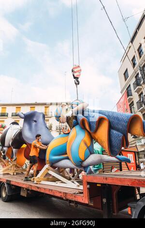 Valencia, Spanien – August 2021: Las Fallas aus Valencia kehrt 2021 nach der Coronavirus-Pandemie COVID-19 zurück. Verschiedene Teile eines Falla werden in der Einbau Stockfoto