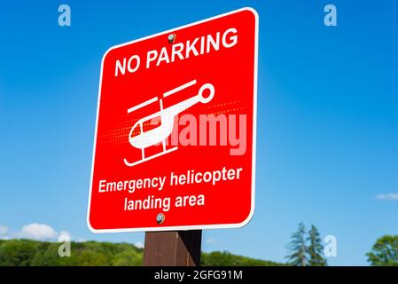 Schild für den Nothubschrauber-Parkplatz am Devil's Lake State Park, Wisconsin. Stockfoto