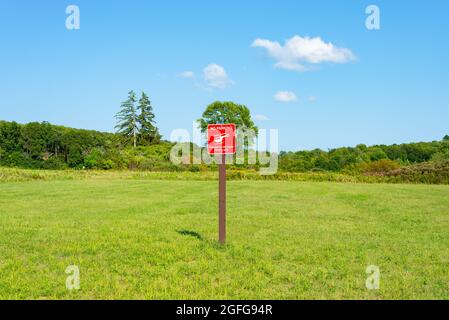 Schild für den Nothubschrauber-Parkplatz am Devil's Lake State Park, Wisconsin. Stockfoto