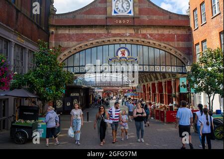 Windsor, Großbritannien. August 2021. Shopper in Windsor heute. Quelle: Maureen McLean/Alamy Stockfoto