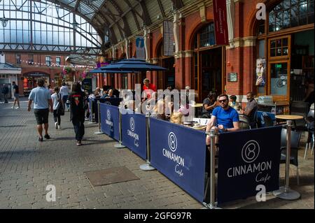 Windsor, Großbritannien. August 2021. Abendessen, die heute in Windsor zu Mittag essen. Quelle: Maureen McLean/Alamy Stockfoto