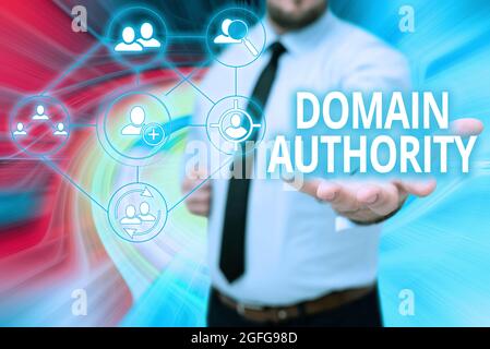 Textüberschrift mit der Domänenautorität. Wort für eine berechnete Metrik, die bestimmt, wie gut eine Domäne wahrscheinlich Gentelman Uniform Standing Holding New einstufen wird Stockfoto