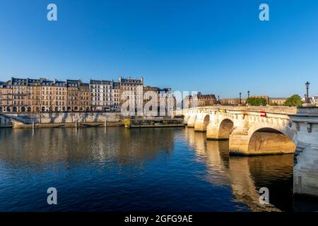 Paris, Frankreich - 13. April 2021: Schöner Sonnenaufgang auf der seine und der Ile de la Cite in Paris Stockfoto