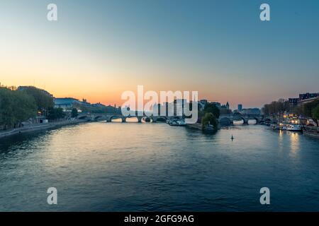 Paris, Frankreich - 13. April 2021: Schöner Sonnenaufgang auf der seine und der Ile de la Cite in Paris Stockfoto