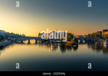 Paris, Frankreich - 13. April 2021: Schöner Sonnenaufgang auf der seine und der Ile de la Cite in Paris Stockfoto