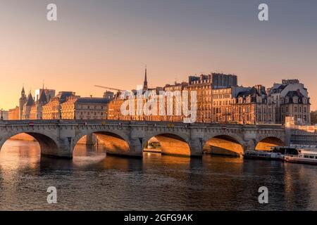 Paris, Frankreich - 13. April 2021: Schöner Sonnenaufgang auf der seine und der Ile de la Cite in Paris Stockfoto