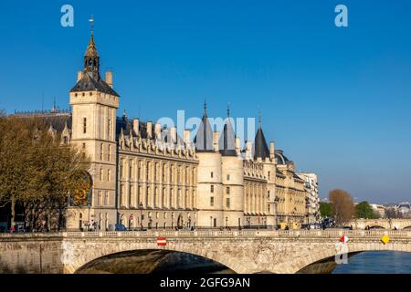 Paris, Frankreich - 13. April 2021: Conciergerie, früher ein Gefängnis, heute aber hauptsächlich für Gerichte in Paris eingesetzt Stockfoto