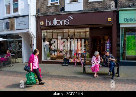 Windsor, Großbritannien. August 2021. Shopper in Windsor heute. Quelle: Maureen McLean/Alamy Stockfoto