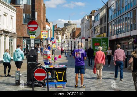 Windsor, Großbritannien. August 2021. Shopper in Windsor heute. Quelle: Maureen McLean/Alamy Stockfoto