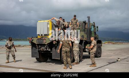 US-Marineinfanteristen mit 1. Bataillon, 12. Marineregiment, entbinden eine Naval Strike Missile (NSM) von einem 7-Tonnen-LKW, um sie auf einen CH-53E Super Stallion Hubschrauber zu laden, der dem Marine Heavy Helicopter Squadron (HMH) 463 auf der Marine Corps Base Hawaii zugewiesen wurde, 25. August 2021. Die NSM ist eine Präzisionswaffe mit langer Reichweite, die darauf ausgelegt ist, feindliche Schiffe zu finden und zu zerstören. (USA Marine Corps Foto von Sgt. Branden J. Bourque) Stockfoto