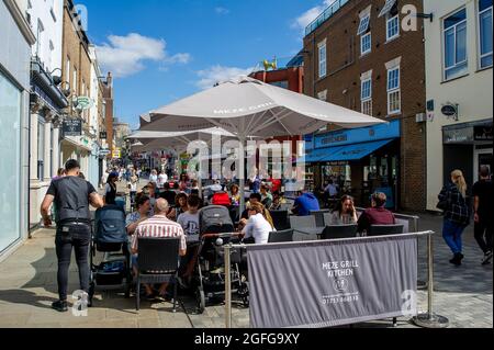 Windsor, Großbritannien. August 2021. Leute, die draußen in der Peascod Street, Windsor, essen. Quelle: Maureen McLean/Alamy Stockfoto